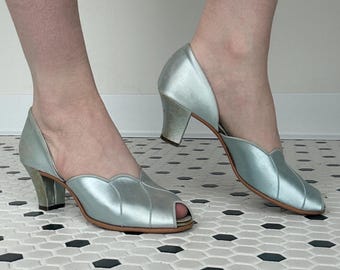 Vintage 1940 hellblaue Satin-Hausschuhe, Salonschuhe, Größe 6,5