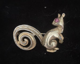 Vintage 1940’s 1950’s gold squirrel pin with swirly tail and purple eye