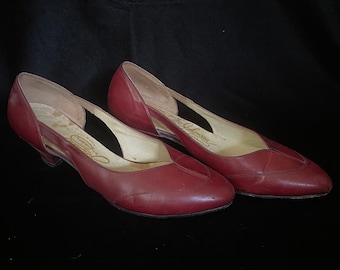 Vintage 1940's Red Leather Cut Out Kitten Heels Shoes, size 6