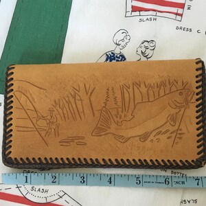 Monedero de cuero con herramientas de la vendimia de 1970 con escena de pesca de pescador