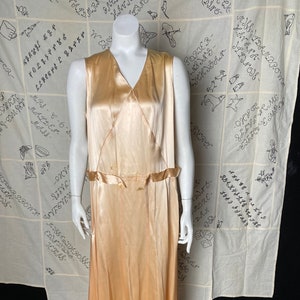 Robe nuisette sexy en soie beige pêche vintage des années 1930, taille moyenne/grande