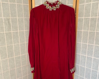 robe de changement à manches longues en velours rouge des années 1960 avec col perlé orné et poignets