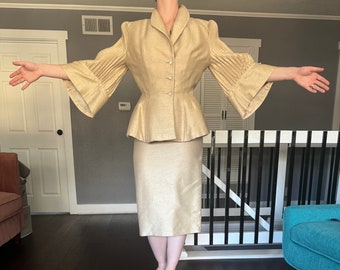 Rare 1950’s champagne Lilli Ann accordian sleeve skirt suit, size small