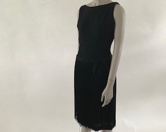 Vestido de festa preto vintage dos anos 1960 com franja cintura baixa e detalhe de arco na altura do joelho