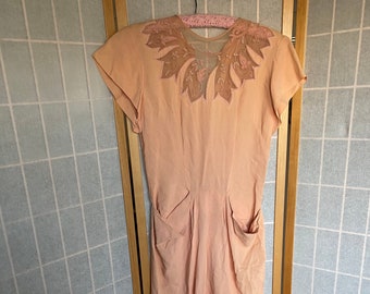 Vintage 1940 Pfirsich Crepe Kleid mit schiere und Perlen Ausschnitt