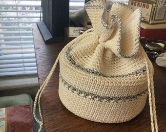 Vintage 1970's White Knit Crochet Round Drawstring Pouch Purse ou porte-tissu