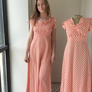Coppia di abiti lunghi coordinati, stile sorelle, a quadretti arancioni e bianchi, anni '70, taglia media.