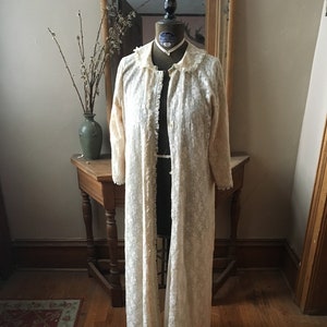 Vintage 1960's Beige White Lace Miss Elaine Night Pajama Robe, Size Medium image 1