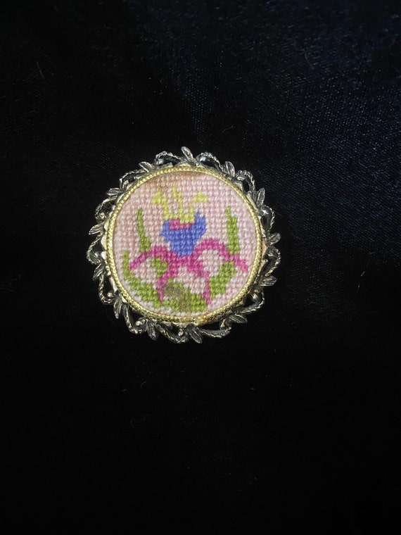 Vintage 1980’s light pink flower needlepoint brooc