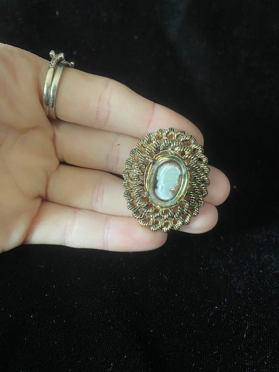 Vintage 1970s gold oval brooch with glass cameo - image 2