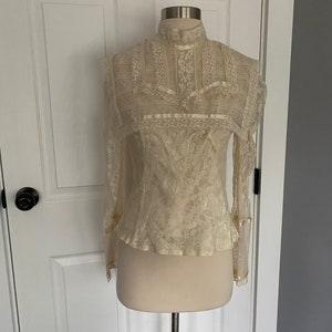 Vintage 1979’s cream Gunne Sax lace ruffle blouse, shirt, top size small