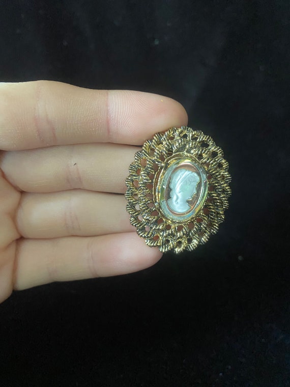 Vintage 1970s gold oval brooch with glass cameo - image 3