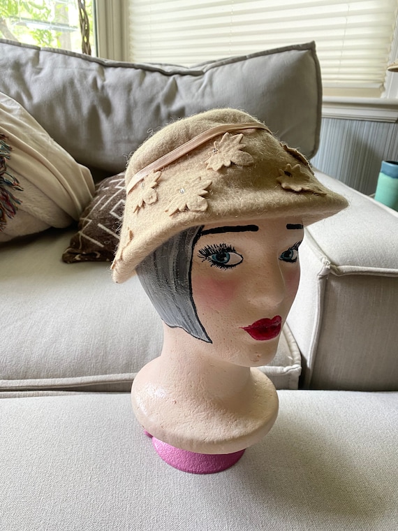 CHARMING 1950s\' BEIGE WIDE BRIM HAT WITH IVORY COLOR APPLIQUES Vintage 60s Ivory Summer Hat. 60s Cellophane Hat by Clover  main image 2
