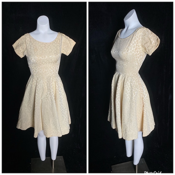 Vintage 1950’s shiny gold cream heart brocade fit… - image 1