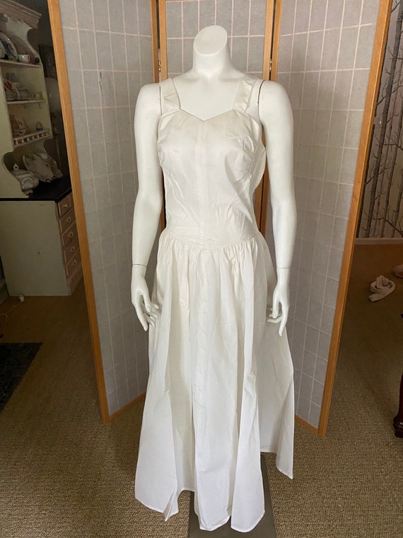 Vintage 1940’s white taffeta gown with bustle, si… - image 3