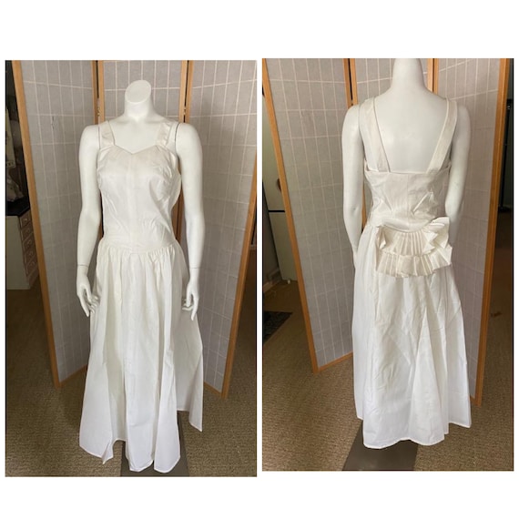 Vintage 1940’s white taffeta gown with bustle, si… - image 1