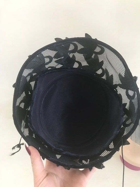 Vintage 1950s navy hat with net and leaf applique - image 4