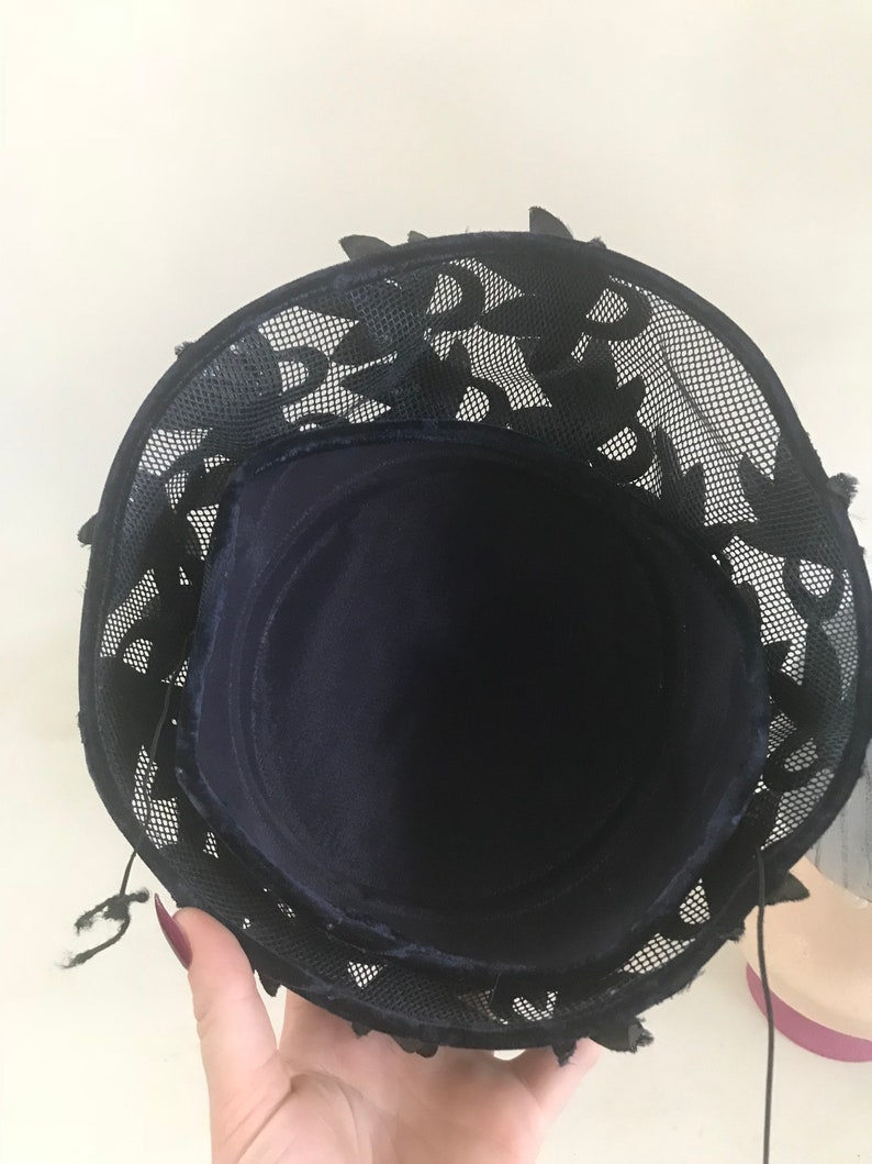 Vintage 1950s navy hat with net and leaf applique image 4