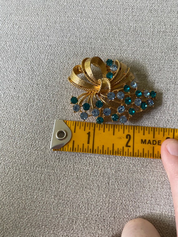 Vintage 1960’s Gold Lisner Bow Brooch with Blue a… - image 5