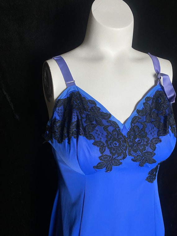 Vintage 1950’s blue and black lace Seamprufe slip… - image 3