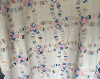 Vintage 1940’s wedding ring quilt with scallop edge