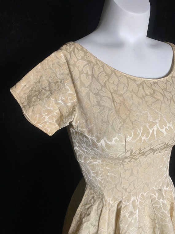 Vintage 1950’s shiny gold cream heart brocade fit… - image 2