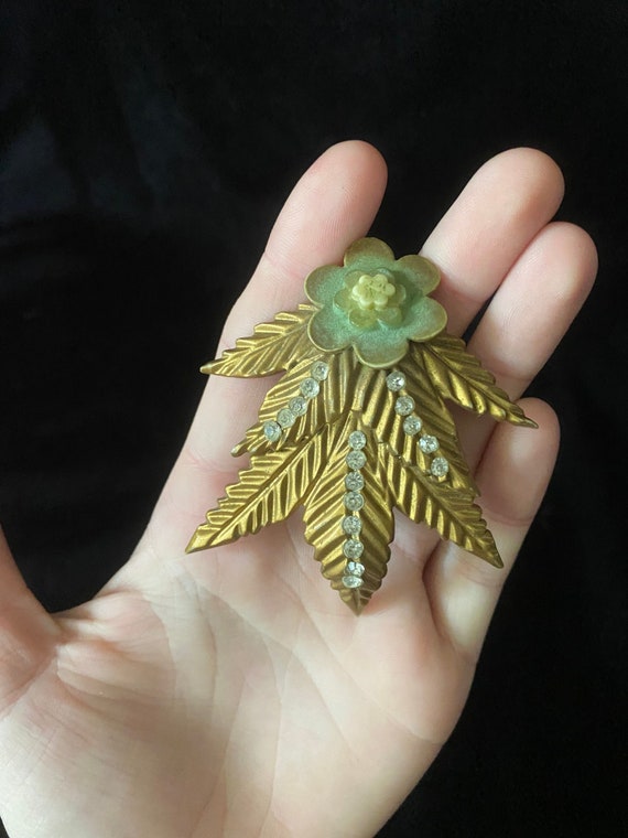 Vintage 1940’s gold leaves dress clip with flower… - image 1