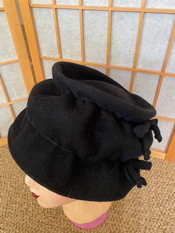 Vintage 1949’s black wool felt scrunch hat with b… - image 2