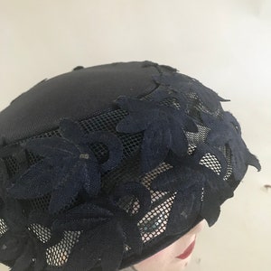Vintage 1950s navy hat with net and leaf applique image 2