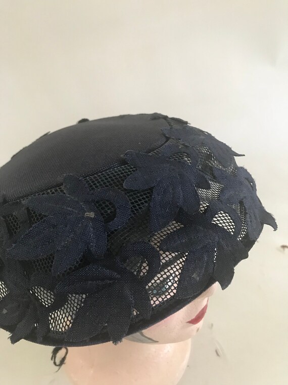 Vintage 1950s navy hat with net and leaf applique - image 2