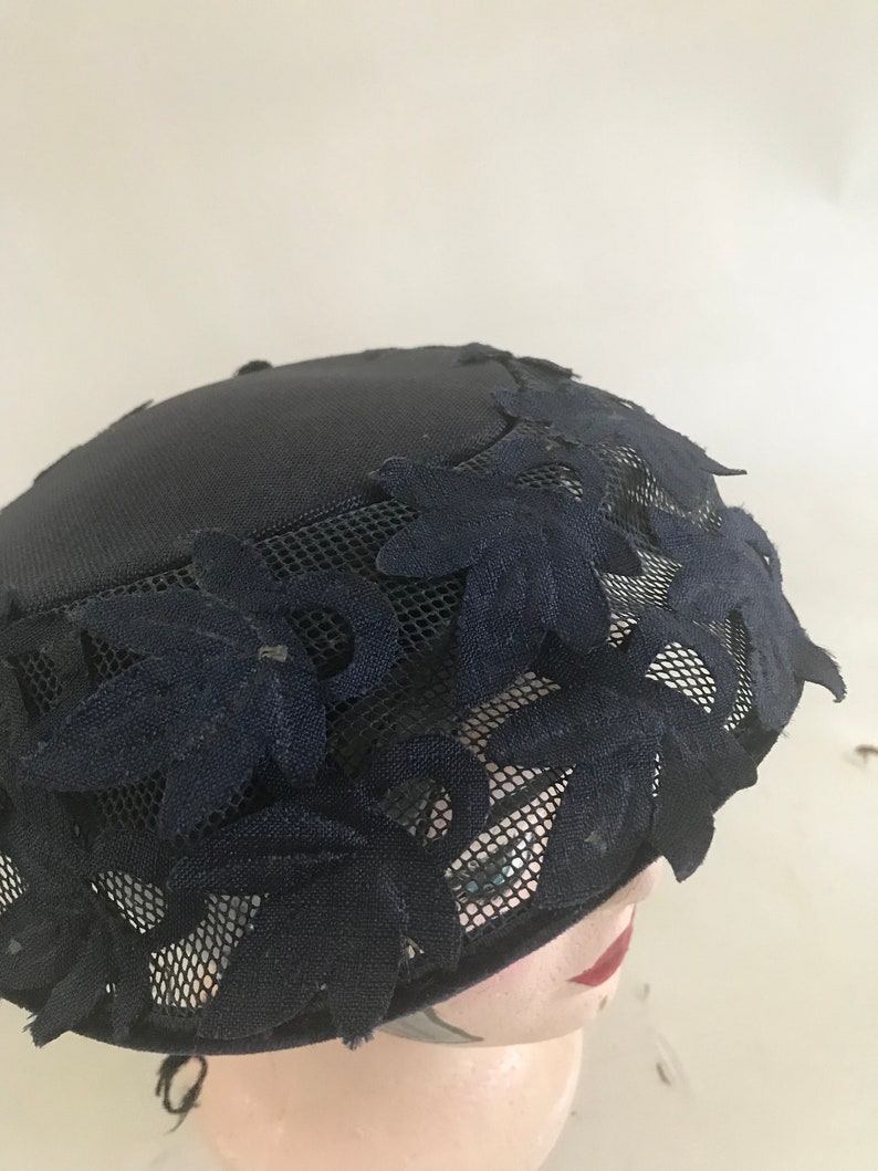 Vintage 1950s navy hat with net and leaf applique image 2