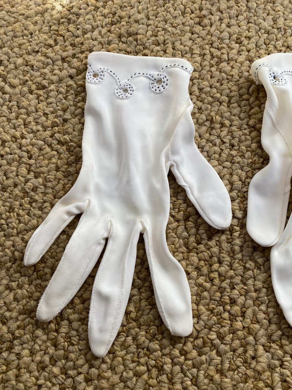 Vintage 1950’s white wrist length gloves with bla… - image 3