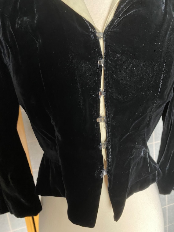 Vintage 1940’s black velvet with wide cream colla… - image 3