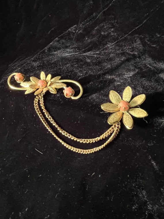 Vintage 1940s gold tone sweater guard with flower 