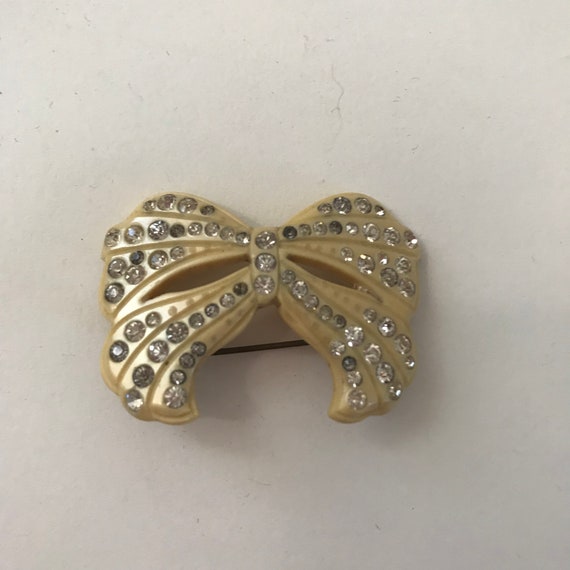 Broche Nœud Papillon Vintage En Celluloïd - Couleur Beige Crème - Occasion - Bijou Rétro