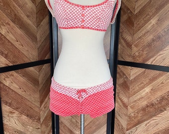 Vintage 1970er Jahre rot-weiß geblümter, zweiteiliger Badeanzug, Bikini für Teenager