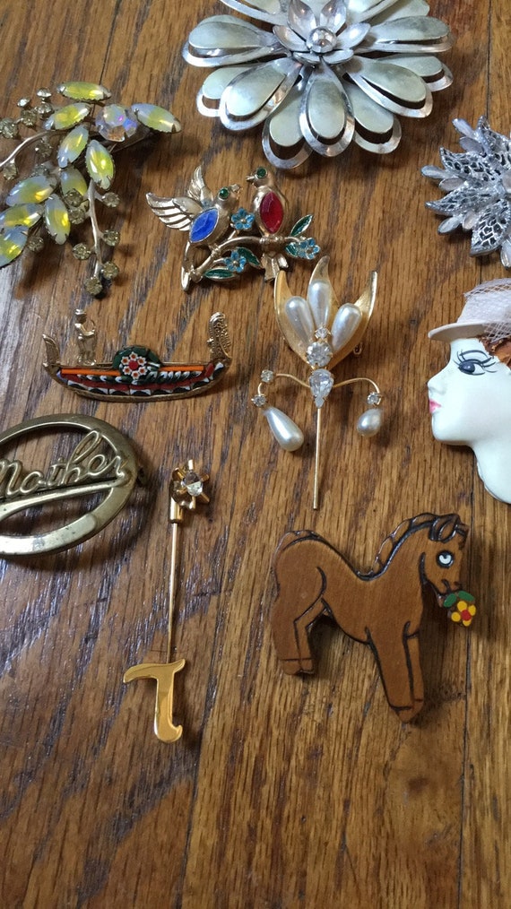 Vintage Lot of Pins and Brooches (Flowers, Cameo,… - image 2