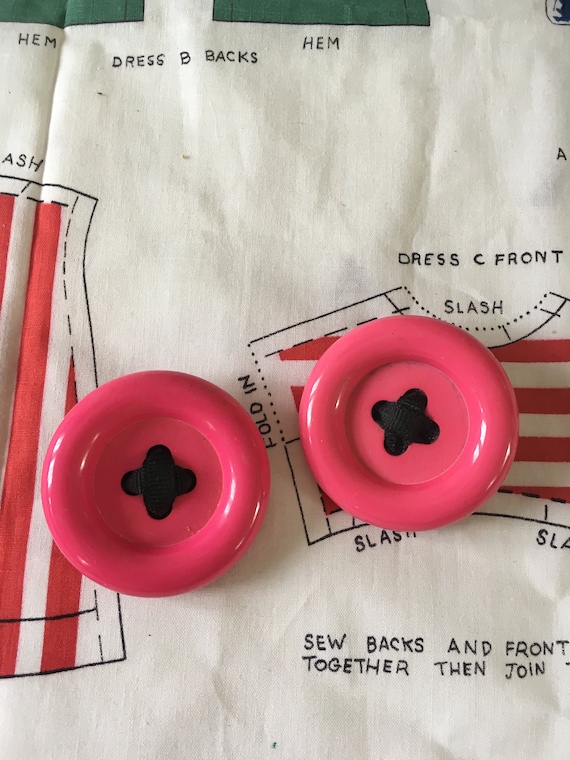 Vintage 1980's HUGE hot pink button clip on earrin