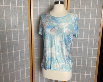 Vintage 1970's blu novità stampa manica corta con donne che si lavano i capelli, taglia piccola
