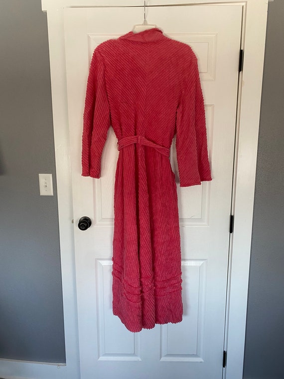 Vintage 1950’s bright pink chenille robe with pocket,… Gem