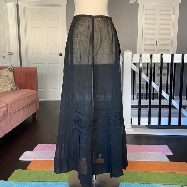 Jupe longue noire transparente des années 1890 avec boutons et soutache, taille XS
