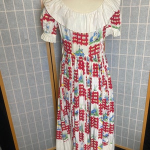 Vintage 1940s novelty print cotton puff sleeve ruffle dress with roosters and farms, size medium image 7