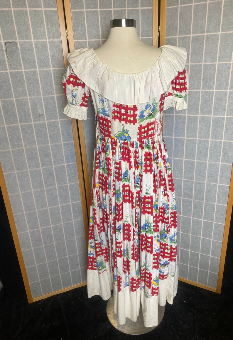 Vintage 1940s novelty print cotton puff sleeve ruffle dress with roosters and farms, size medium image 7