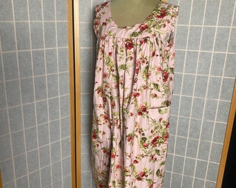 Vintage 2000s pink smock dress with red rose print and pockets, size large