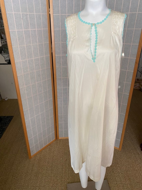 Vintage 1970’s semi sheer white and blue night go… - image 5