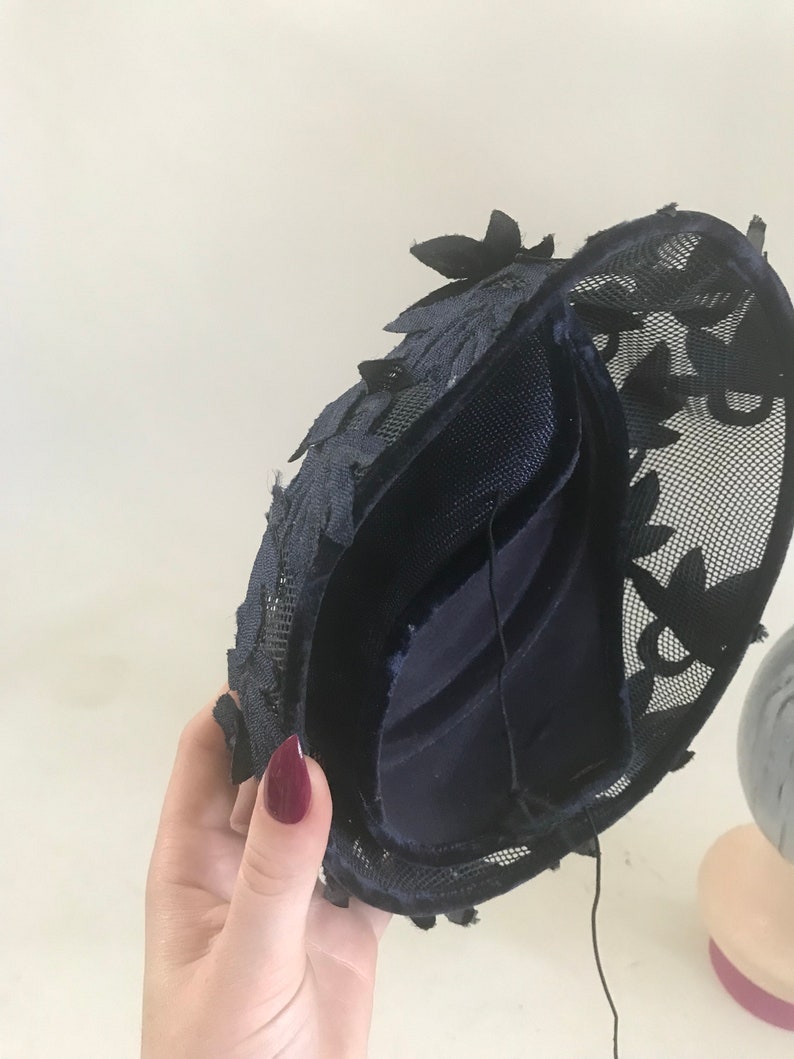 Vintage 1950s navy hat with net and leaf applique image 5