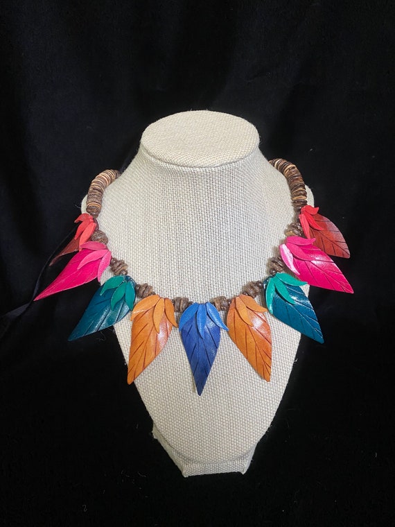 Vintage 1980’s colorful carved coconut leaf state… - image 2