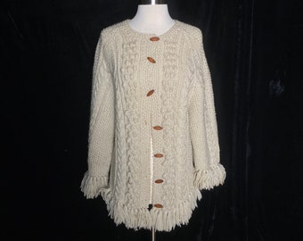 vintage des années 1970 crème tricoté à la main pull cardigan à franges avec boutons en bois, taille moyenne grande