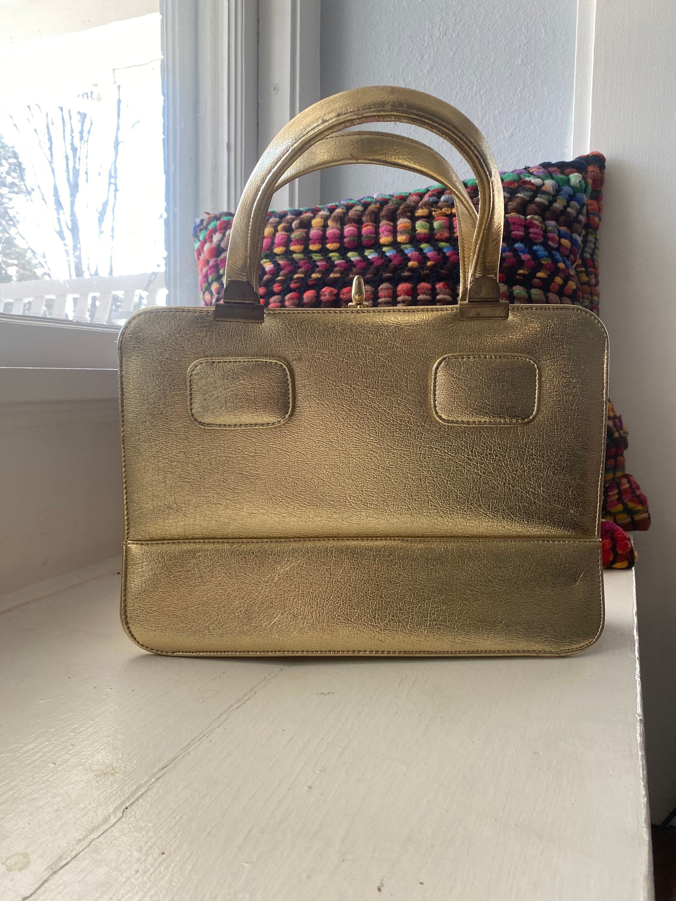 Vintage shoulder bag from the firm LOUIS VUITTON in cognac color leather.  Flap closed with gold metal closure and engraved brand. Interior with  pocket. Adjustable length. Excellent state of conservation (the metal