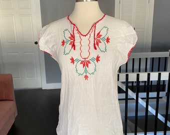 Blouse paysanne blanche semi-transparente vintage des années 1970 avec broderie rouge, taille S